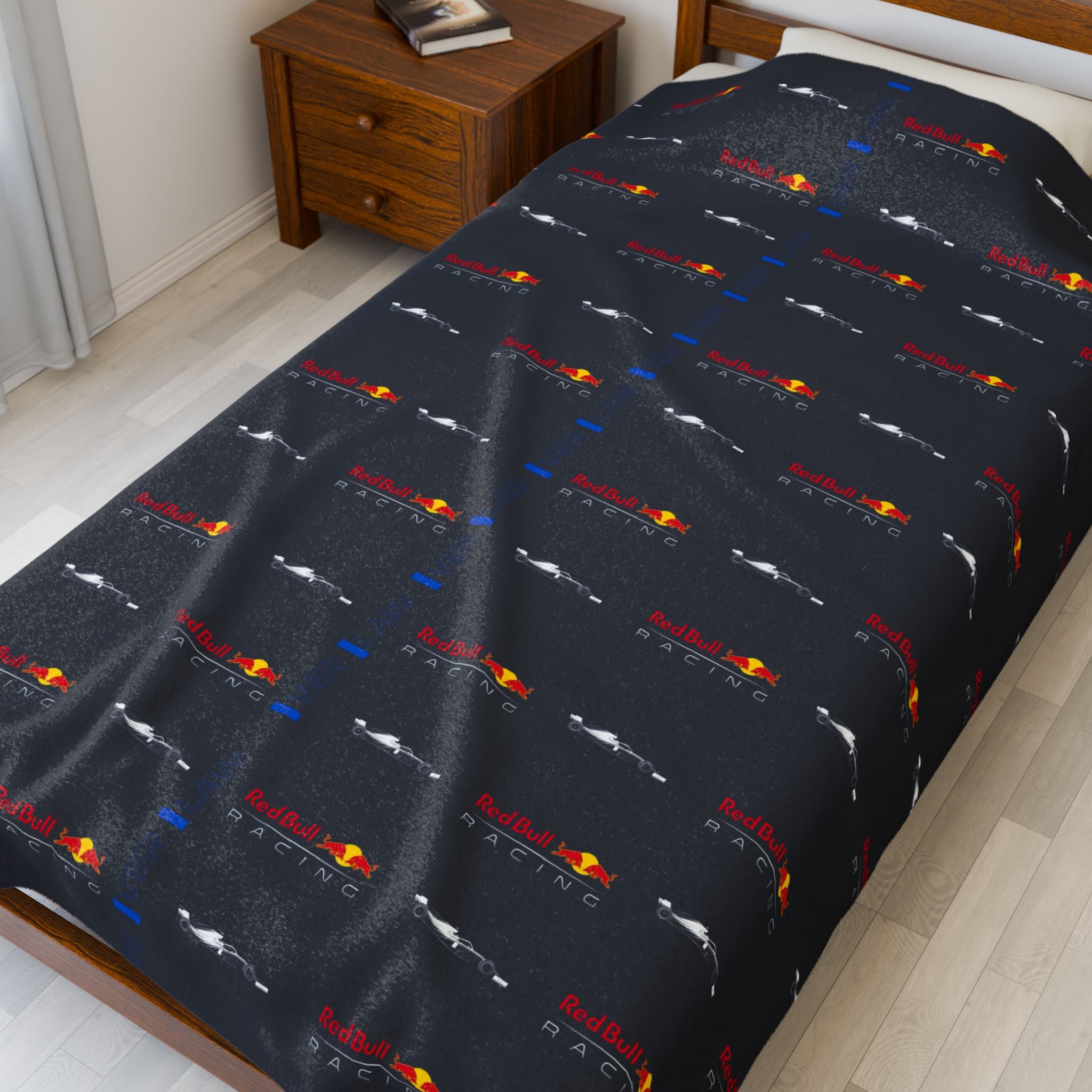 Red and navy racing-inspired velveteen plush blanket with a sleek Grand Prix aesthetic. Ideal for motorsport fans and cozy home decor.